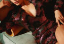 जान्हवी कपूर ने Lakme Fashion Week में डिजाइनर पुनीत बलाना के लिए रैंप वॉक किया। रेड लहंगे में एक्ट्रेस बला की खूबसूरत लग रही थी। 
