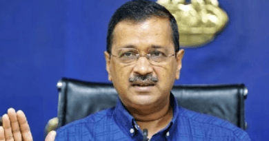 विवेक रंजन अग्निहोत्री के निर्देशन में बनी द कश्मीर फाइल्स फिल्म कमाई के साथ-साथ चर्चा का विषय बनी हुई है। पिछले दिनों दिल्ली के मुख्यमंत्री अरविंद केजरीवाल ने सदन में अपने भाषण में द कश्मीर फाइल मूवी को यूट्यूब पर अपलोड करने की बात कही थी। अब योग गुरु बाबा रामदेव ने भी कहा कि द कश्मीर फाइल्स फिल्म को अब यूट्यूब और फेसबुक पर डाल देना चाहिए ताकि हर आदमी फिल्म को देखकर जान सके कि नब्बे के दशक में कश्मीरी पंडितों के साथ क्या हुआ था।