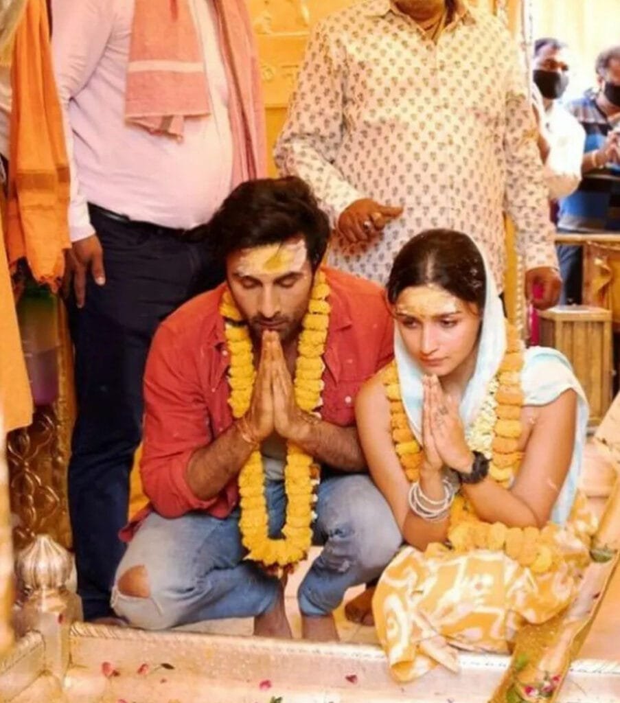 आलिया भट्ट और रणबीर कपूर ने हाल ही में काशी विश्वनाथ मंदिर में पूजा की। एक्ट्रेस ने इस दौरान की अपनी कुछ तस्वीरें सोशल मीडिया पर शेयर की है, जिन्हे खूब पसंद किया जा रहा है। 