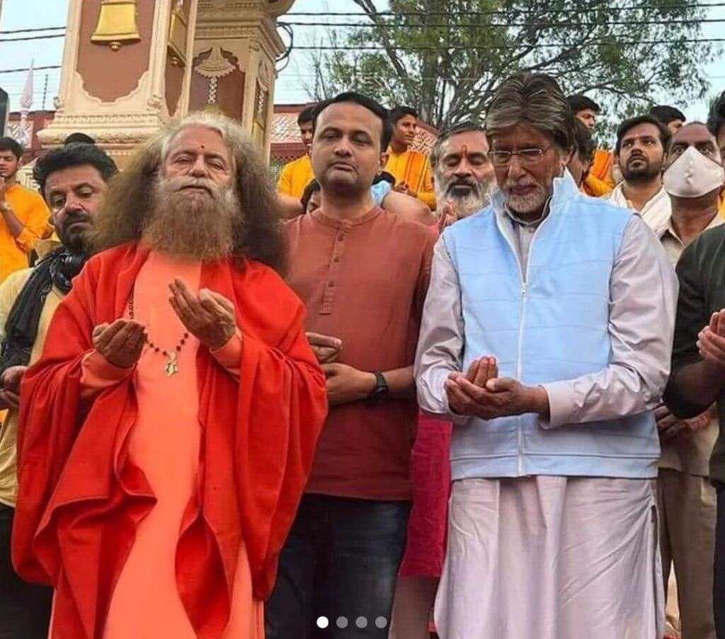 अमिताभ बच्चन ने अपनी शूटिंग से कुछ समय निकलकार परमार्थ गंगा आरती की। घाट किनारे पूजा-अर्चना करते हुए बिग बी की कंई तस्वीरें और वीडियो सोशल मीडिया पर वायरल हो रही है। 