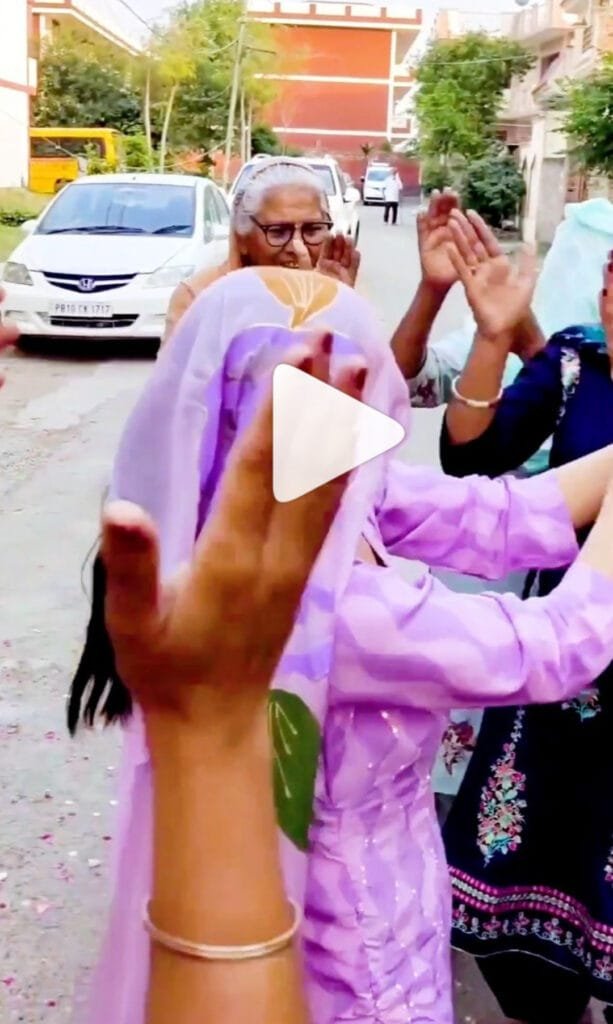 शहनाज़ इन दिनों पंजाब में अपने पिंड गई हुई है। अपना पिंड, अपने खेत और पिंड के लोग से मिलकर अभिनेत्री बहुत खुश नजर आ रही है। शहनाज़ ने एक वीडियो शेयर किया है, जिसमें उनको अपने पिंड में अपने घरवालों के साथ गिद्दा करते और पंजाबी बोलियां गाते देखा जा सकता है। 