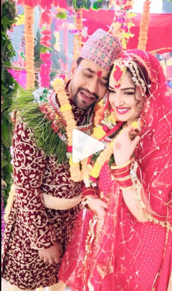 भोजपुरी अभिनेता दिनेश लाल यादव उर्फ़ निरहुआ और अभिनेत्री आम्रपाली दुबे के फोटो और वीडियो सोशल मीडिया पर बहुत तेजी से वायरल हो रहे हैं। जिसमें दोनों नेपाली रीती रिवाज के साथ शादी करते हुए नजर आ रहे हैं। आम्रपाली ने खुद इंस्टा रील को शेयर किया है। 