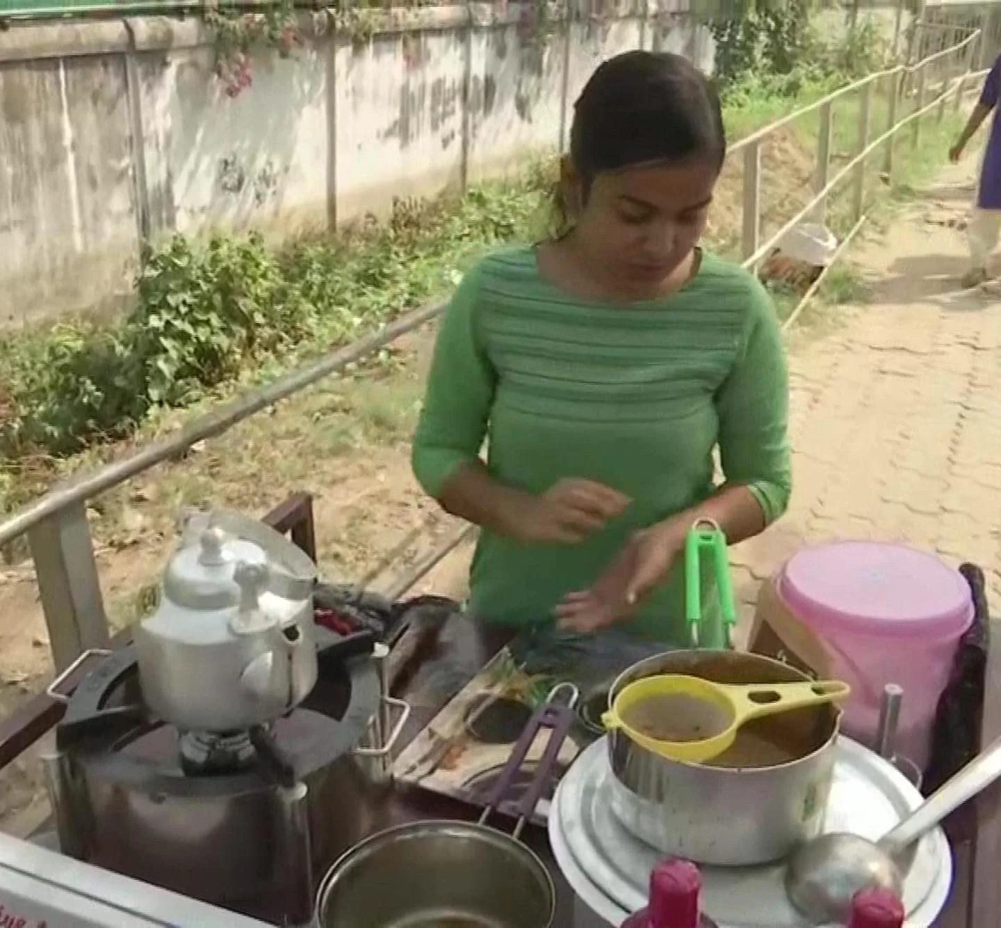 बिहार के पटना जिला में प्रियंका गुप्ता नाम की एक ग्रेजएट लड़की ने महिला कॉलेज के पास चाय की दूकान खोली है। प्रियंका पिछले दो साल से नौकरी की तलाश कर रही है।