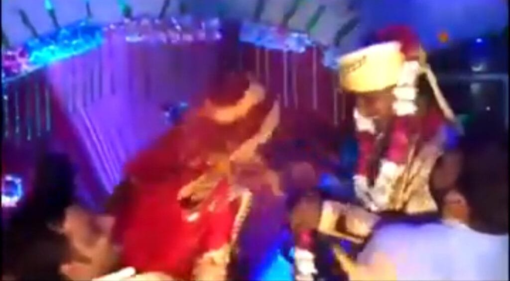 Slaps: वरमाला पहनाते ही दुल्हन ने दूल्हे को जड़ दिए थप्पड़