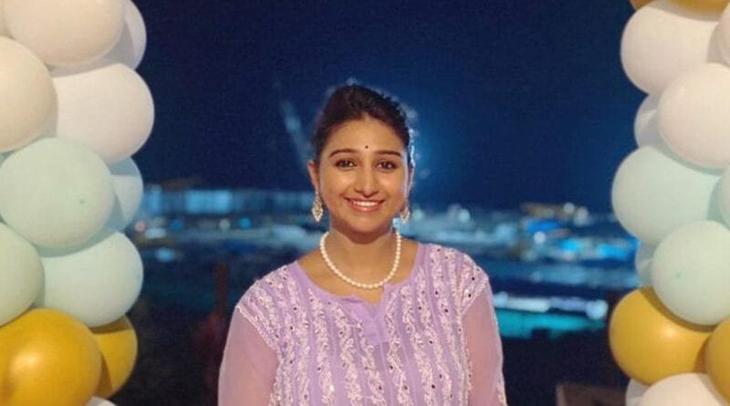 सीरियल 'ये रिश्ता क्या कहलाता है' की कीर्ति गोयनका उर्फ़ मोहिना कुमारी माँ बन चुकी है। हाल ही में कीर्ति ने अपनी गोद भराई की तस्वीरें और वीडियो सोशल मीडिया पर शेयर किए थे। 