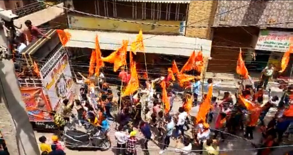 दिल्ली के जहांगीरपुरी इलाके में शनिवार के दिन हनुमान जयंती के मौके पर दो गुटों के बीच झड़प हुई। केंद्रीय गृहमंत्री अमित शाह ने दिल्ली पुलिस के स्पेशल पुलिस कमिश्नर दीपेंद्र पाठक से बात कर मामले पर जरूरी कदम उठाने के निर्देश दिए हैं। 