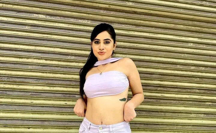 उर्फी जावेद अपने नए लुक को लेकर एक बार फिर चर्चा में आ गई है, लेकिन इस बार तो उन्होंने कपड़ों के साथ एक्सपेरिमेंट करने की सारी सीमाएं लांघ दी है। 