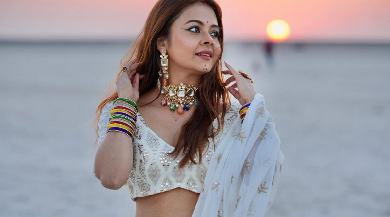 गोपी बहु के नाम से मशहूर एक्ट्रेस देवोलिना भटाचार्य का एक वीडियो सोशल मीडिया पर बहुत तेजी से वायरल हो रहा है। जिसमें अभिनेत्री स्विमिंग पूल में दिलकश अदाएं दिखाती हुई नजर आ रही है। गोपी बहु के इस वीडियो पर लोग खूब कमेंट कर रहे हैं। 