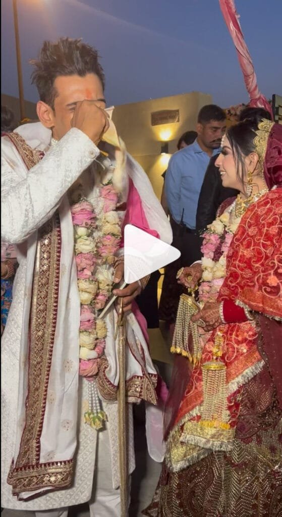 आमतौर पर शादियों में विदाई के समय दुल्हन रोती है, लेकिन इस वीडियो दुल्हन की बजाए उनका दूल्हा रोते हुए नजर आ रहा है।  दूल्हे को यूं रोता देख सोशल मीडिया यूजर बोले, ये तो बस शुरुवात है सर, अभी बहुत झटके लगने वाले है।'