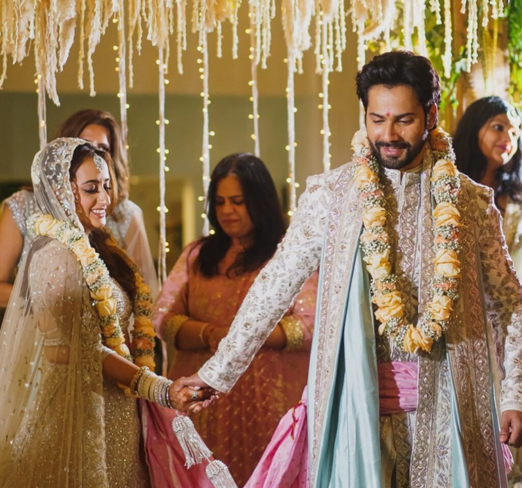 जुग जुग जियो की पूरी कास्ट ने अपनी रियल लाइफ शादी की तस्वीरें शेयर लिखा कि शादी के बाद सब बदल जाता है। इस फिल्म की अनमैरिड एक्ट्रेस कियारा अडवाणी और प्राजक्ता कोली के पास अपनी शादी की तस्वीरें नहीं थी, तो उन्होंने एक बड़ा ही मजेदार पोस्ट शेयर कर फैंस से सवाल किया पूछा है।