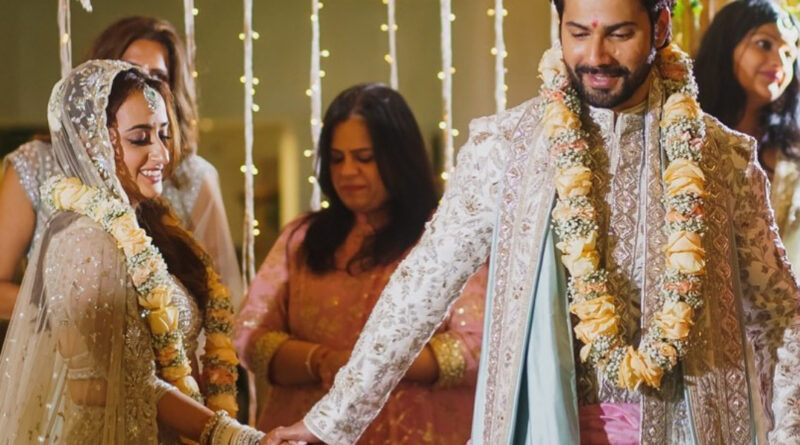 जुग जुग जियो की पूरी कास्ट ने अपनी रियल लाइफ शादी की तस्वीरें शेयर लिखा कि शादी के बाद सब बदल जाता है। इस फिल्म की अनमैरिड एक्ट्रेस कियारा अडवाणी और प्राजक्ता कोली के पास अपनी शादी की तस्वीरें नहीं थी, तो उन्होंने एक बड़ा ही मजेदार पोस्ट शेयर कर फैंस से सवाल किया पूछा है।