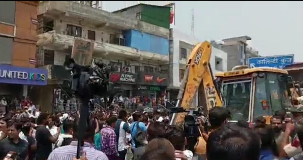 एसडीएमसी सेंट्रल जोन के स्थाई समिति के अध्यक्ष राजपाल ने कहा की नगर पालिका अपना काम करेगी। हमारे कार्यकर्ता और अधिकतर अधिकारी तैयार हैं। टीमों और बुलडोजर का आयोजन किया जा चुका है। तुग़लकाबाद संगम विहार न्यू फ्रेंड्स कॉलोनी और शाहीन बाग में जहां भी अतिक्रमण है, वहां से अतिक्रमण हटेंगे।