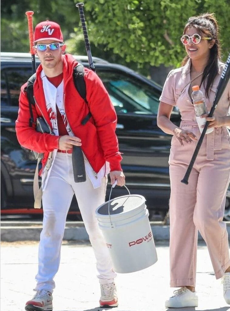 Softball Game गेम में Nick Jonas को चीयर करते नजर आई Priyanka