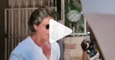 Shahrukh Umbrella:छतरी से चेहरा छुपाते नजर आए शाहरुख़ खान