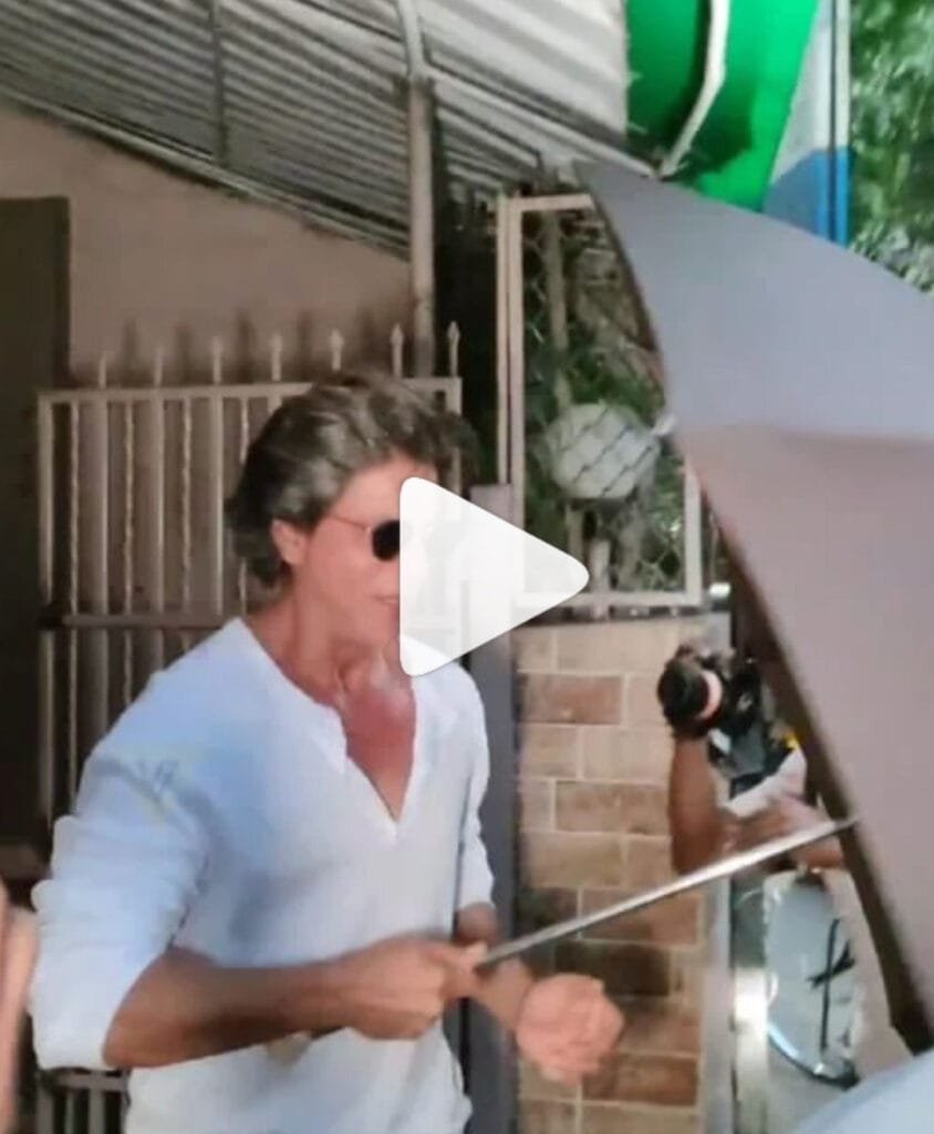 Shahrukh Umbrella:छतरी से चेहरा छुपाते नजर आए शाहरुख़ खान