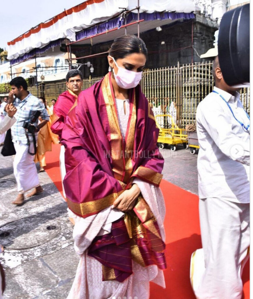 Deepika Father: फैमिली संग तिरुपति मंदिर पहुंची प्रकाश पादुकोण
