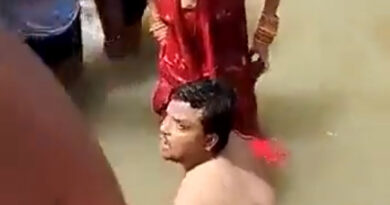 Saryu River में पत्नी का Kiss लेने पर लोगों पति की कर दी पिटाई