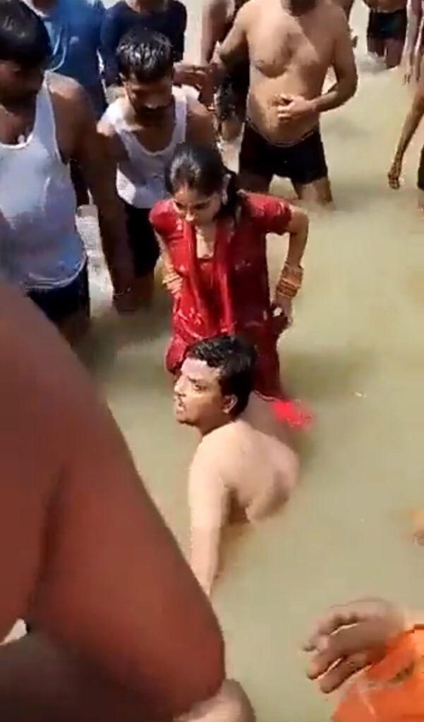 Saryu River में पत्नी का Kiss लेने पर लोगों पति की कर दी पिटाई