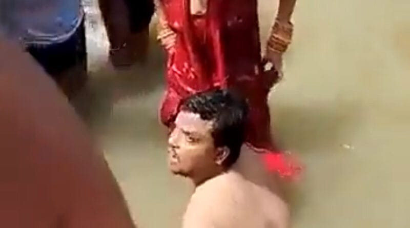 Saryu River में पत्नी का Kiss लेने पर लोगों पति की कर दी पिटाई