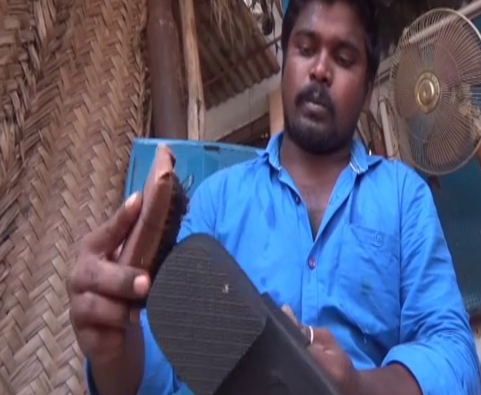Karthik Cobbler: सिविल इंजीनियरिंग में स्नातक युवक बना मोची