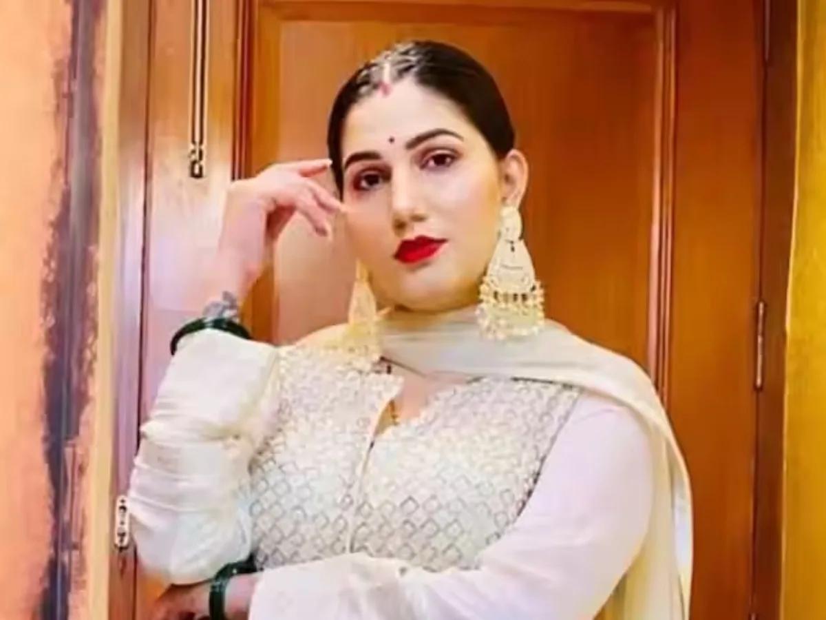 पति वीर साहू का हाथ थामे सड़कों पर घूमती दिखी सपना चौधरी, देखिए Video 