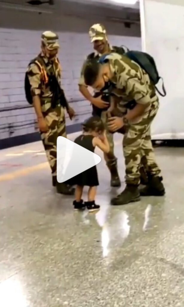 Army Girl: छोटी बच्ची ने छुए सेना के जवान के पैर, वीडियो वायरल