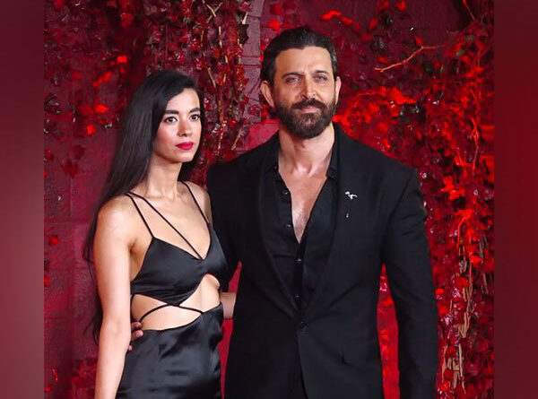 Hrithik Saba एयरपोर्ट पर स्पॉट हुए