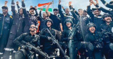 75वें स्वतंत्रता दिवस के अवसर पर बॉलीवुड सितारे भी देशभक्ति के रंग में रंगे नजर आए। सलमान खान-शाहरुख़ खान समेत कंई सितारों ने अपने फैंस को बधाई दी है। 
