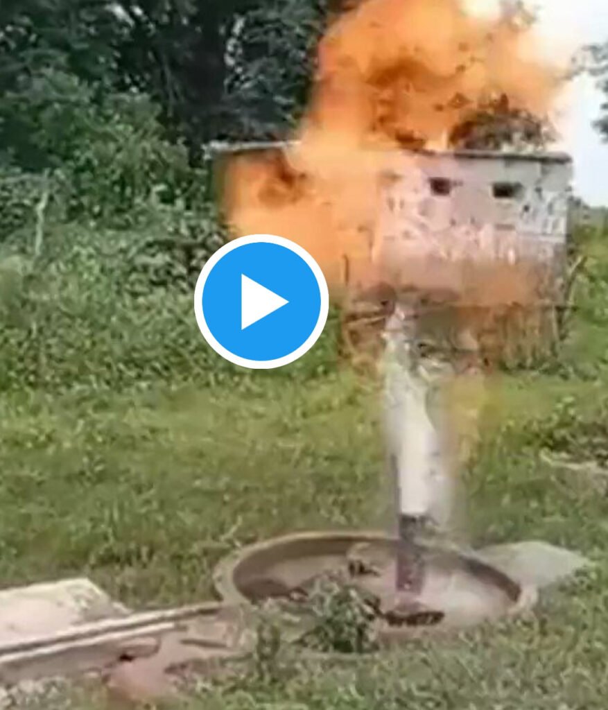 Buxwaha:कछार गांव में हैंडपंप एक साथ उगल रहा है आग और पानी