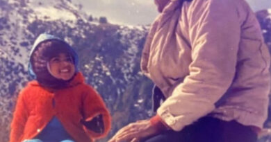प्रियंका चोपड़ा ने अपने पिता की बर्थ एनिवर्सरी पर अपने बचपन की एक तस्वीर शेयर की है। इस तस्वीर में नन्ही प्रियंका अपने पापा के साथ बर्फ से ढके पहाड़ों पर खेलते नजर आ रही है। 
