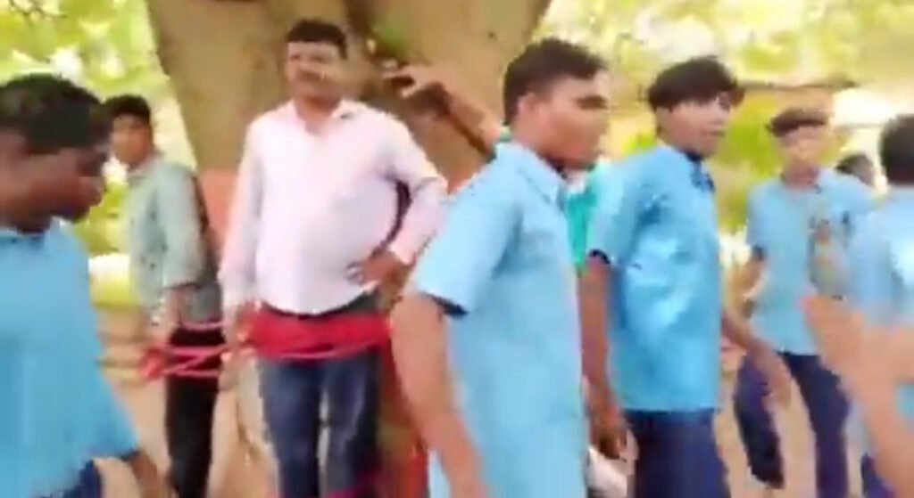 Students:फेल होने पर छात्रों ने अध्यापकों की पेड़ से बांधकर की पिटाई