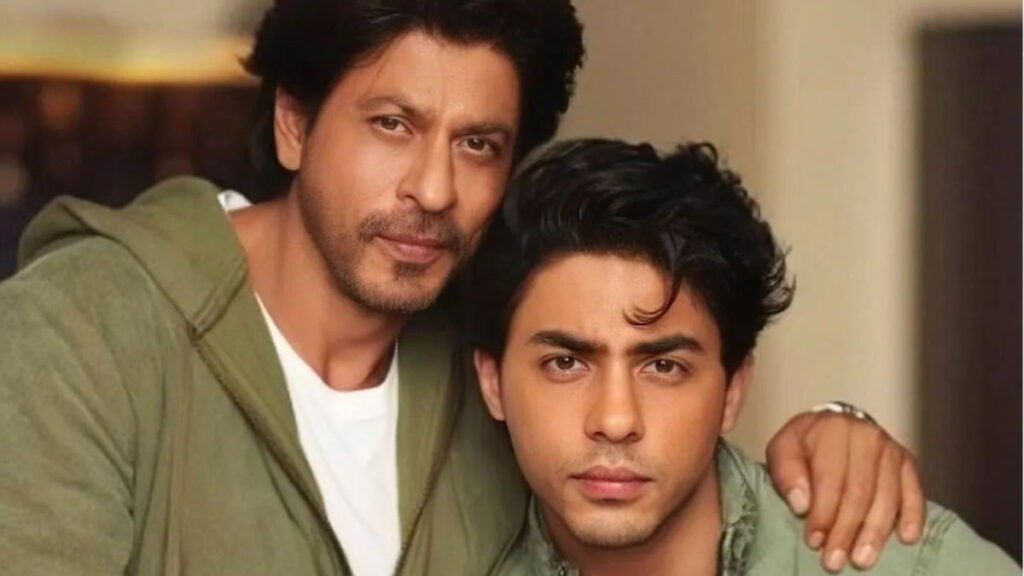 Aryan Khans: एयरपोर्ट पर आर्यन खान की एक फैन ने उन्हें दिया गुलाब