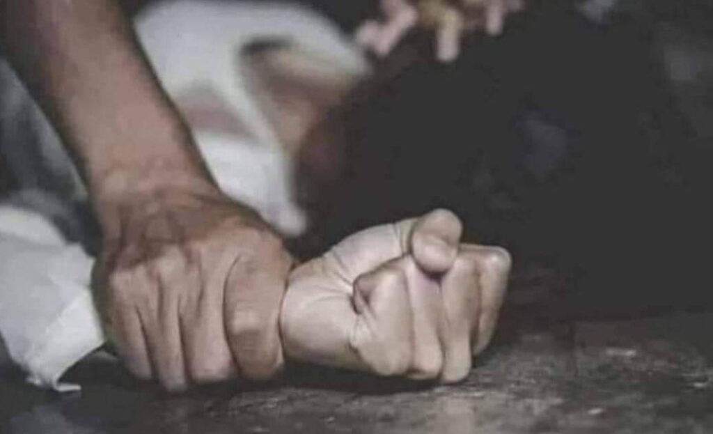 Air Hostess का रेप, पीड़िता ने आरोपी को कमरे में बंद कर बुलाई पुलिस