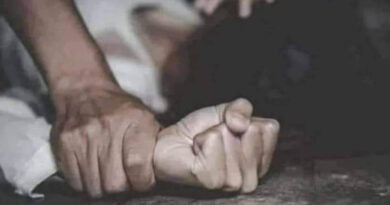 Air Hostess का रेप, पीड़िता ने आरोपी को कमरे में बंद कर बुलाई पुलिस