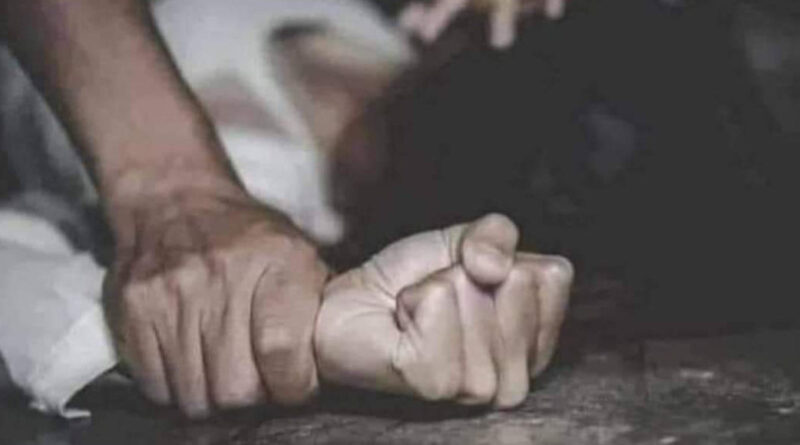 Air Hostess का रेप, पीड़िता ने आरोपी को कमरे में बंद कर बुलाई पुलिस