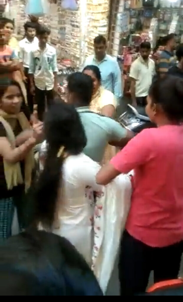 Karva Chauth Girlfriend: प्रेमिका को शॉपिंग कराना पड़ा महंगा,पत्नी ने कूटा