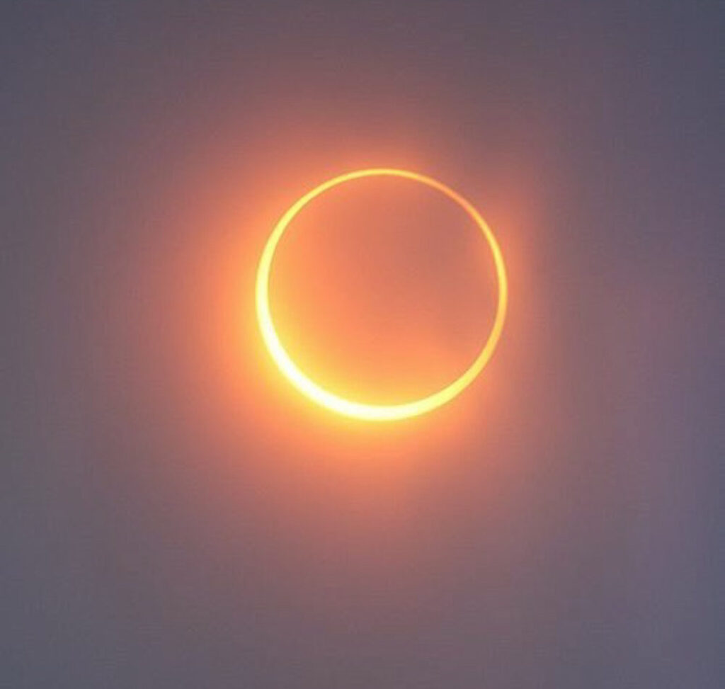 Solar Eclipse 2022 : साल 2022 का आखिरी सूर्य ग्रहण गोवर्धन पूजा के दिन लगेगा। ऐसे में जानिए सूरज ग्रहण का सूतक काल कब तक रहेगा।