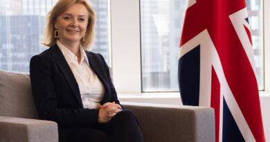 ब्रिटेन की प्रधानमंत्री लीज़ ट्रस ने अपने पद से इस्तीफा दे दिया है। Liz Truss ने एक महीने की राजनीतिक उथल-पुथल और अपने पीएम पद पर बढ़ते दबाव के कारण 45 दिन पद पर रहने के बाद इस्तीफा दे दिया है। उन्होंने अपने इस्तीफे की घोषणा करते हुए कहा कि मैं उस जनादेश को पूरा नहीं कर पाई जिस पर कंजर्वेटिव पार्टी ने मुझे चुना था।