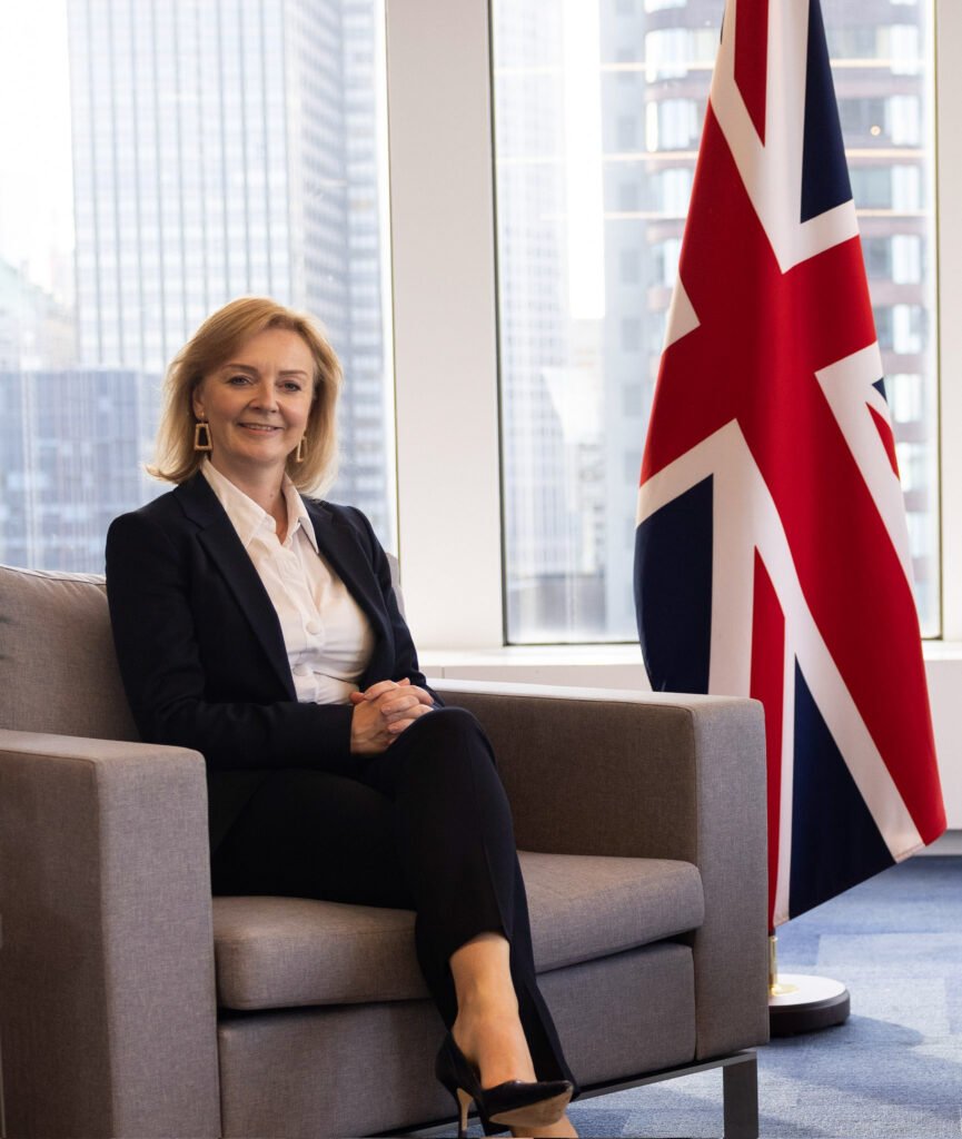 ब्रिटेन की प्रधानमंत्री लीज़ ट्रस ने अपने पद से इस्तीफा दे दिया है। Liz Truss ने एक महीने की राजनीतिक उथल-पुथल और अपने पीएम पद पर बढ़ते दबाव के कारण 45 दिन पद पर रहने के बाद इस्तीफा दे दिया है। उन्होंने अपने इस्तीफे की घोषणा करते हुए कहा कि मैं उस जनादेश को पूरा नहीं कर पाई जिस पर कंजर्वेटिव पार्टी ने मुझे चुना था।