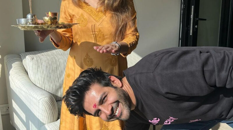 Kartik Aaryan Sisters: कार्तिक आर्यन ने बहन के पैर छूकर लिया आशीर्वाद