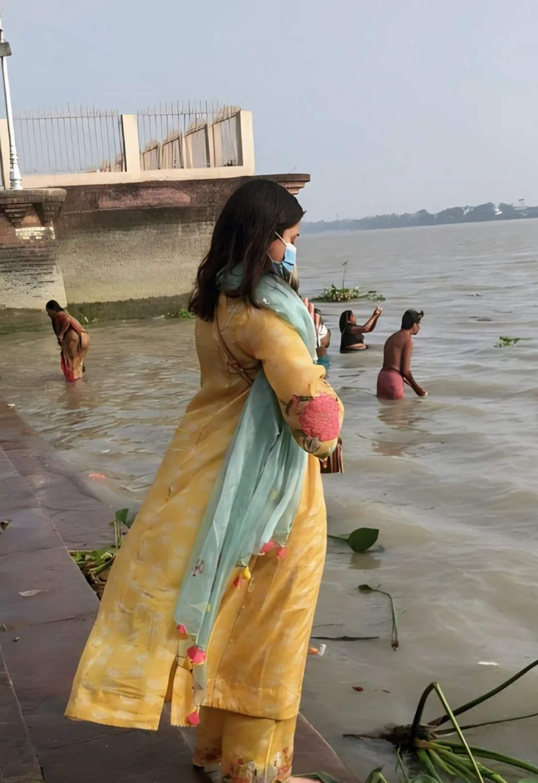 अनुष्का शर्मा इन दिनों अपनी अपकमिंग फिल्म चकदा एक्सप्रेस की शूटिंग के लिए कोलकाता में है। एक्ट्रेस ने हाल ही में अपनी कुछ तस्वीरें शेयर की है जिसमें वे कोलकाता की अलग अलग जगहों पर नजर आ रही है।