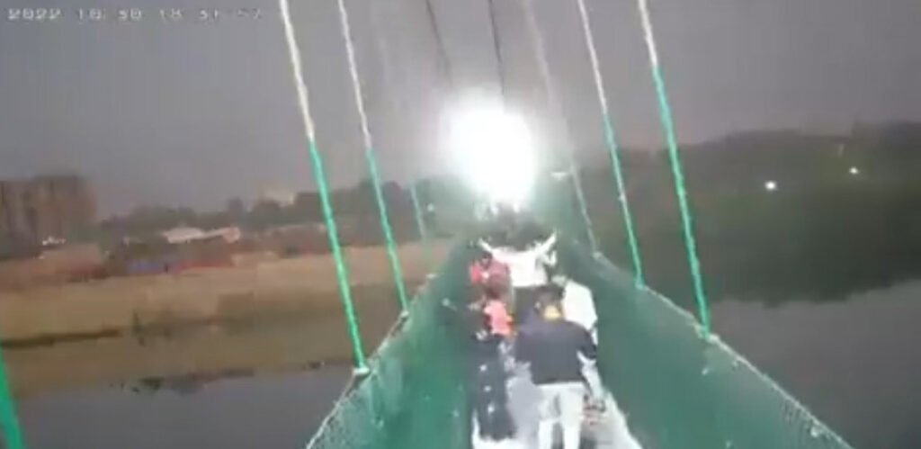 Morbi Bridge:मोरबी में पूल गिरने से 142 की मौत, सैंकड़ों घायल