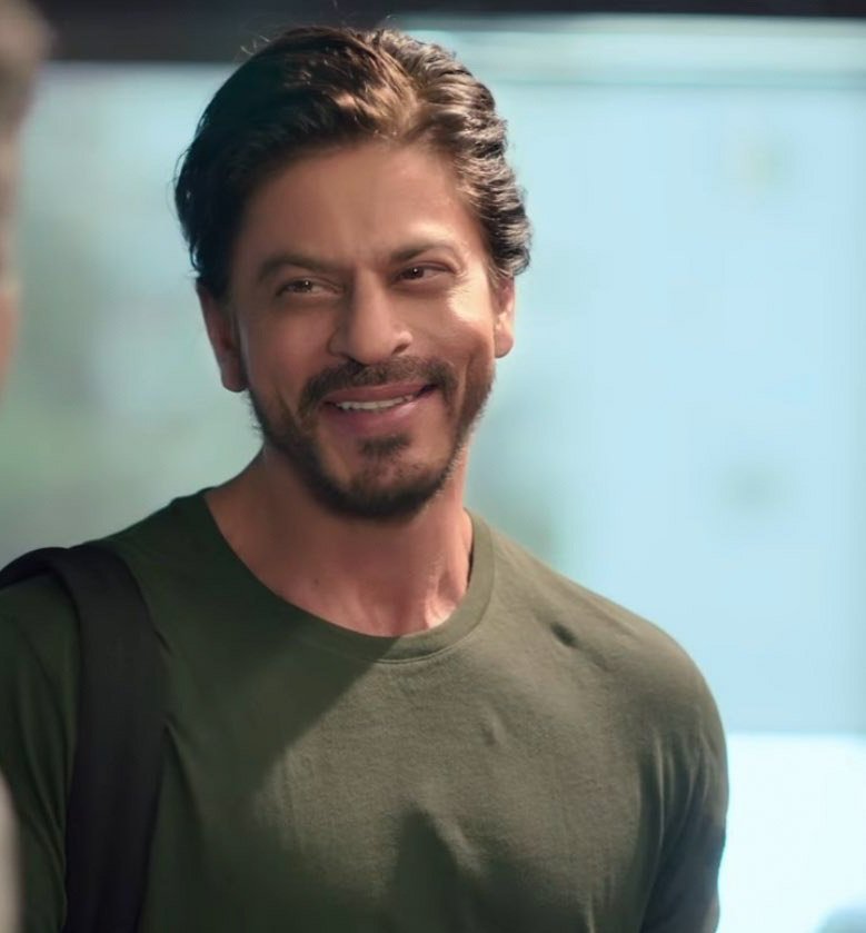 Shahrukh Khans Birthday: शाहरुख़ के बर्थडे पर लगी फैंस की भीड़