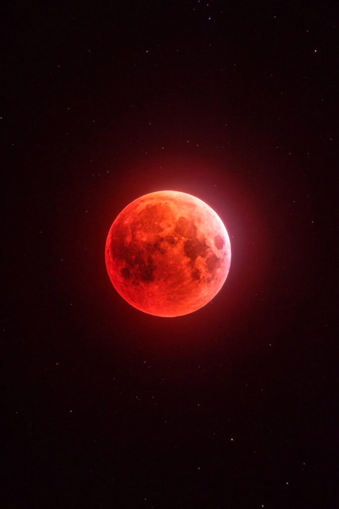 Last Lunar Eclipse: लग रहा है साल का आखिरी चंद्र ग्रहण
