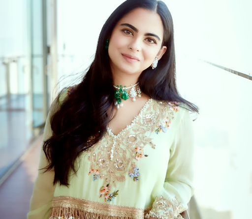 Isha Ambani Twins: ईशा अंबानी अपने जुड़वा बच्चों के साथ पहुँची मुंबई
