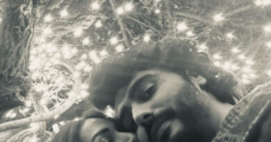 मलाइका अरोड़ा ने अपने बॉयफ्रेंड और एक्टर अर्जुन कपूर संग नए साल का स्वागत किया। एक्ट्रेस ने हाल ही में एक तस्वीर शेयर की है जिसमें वे अर्जुन को Kiss करते हुए नजर आ रही है। 