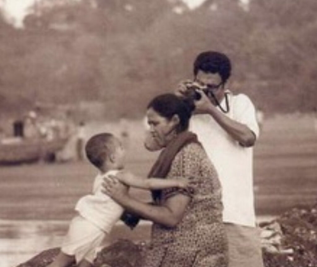 बाबिल ने अपने पिता इरफ़ान खान की बर्थ एनिवर्सरी पर कुछ अनदेखी तस्वीरें शेयर की है। इन तस्वीरों को शेयर हुए बाबिल ने एक भावुक नोट लिखा है। 