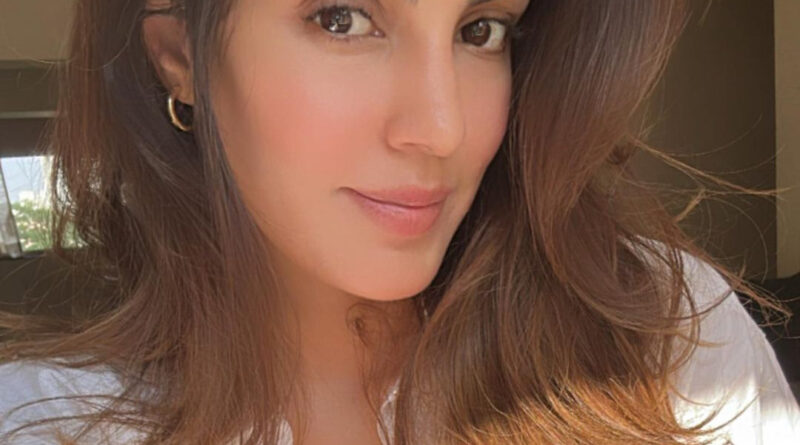 Riya Chakraborty सीढ़ियों पर गिरने से बाल-बाल बची, Video