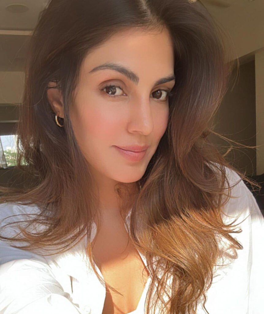 Riya Chakraborty सीढ़ियों पर गिरने से बाल-बाल बची, Video
