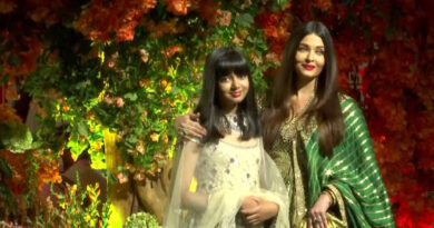 ऐश्वर्या राय बच्चन अपनी बेटी आराध्या बच्चन संग अनंत अंबानी और राधिका मर्चेंट के सगाई समारोह में पहुंची। इस दौरान आराध्या बच्चन ग्रे और ब्लू कलर के अनारकली सूट में बेहद खूबसूरत लग रही थी। 